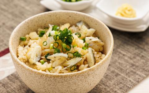 【12/21まで年内発送】＜北海道産＞ 氷下魚(こまい)を一夜干しに「一夜干しこまい」300g×5個【配送不可地域：離島】