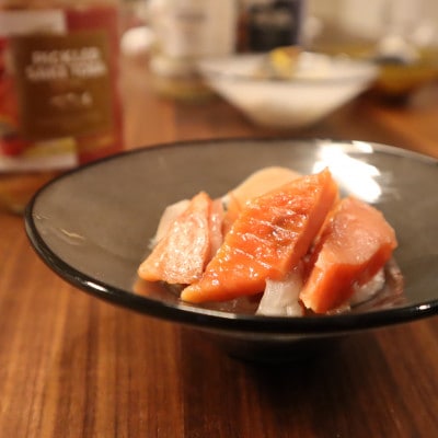 北海道の鮭のみ使用した鮭とばの酢漬け「ピクルドサケトバ」340g×3個セット[配送不可地域:離島]