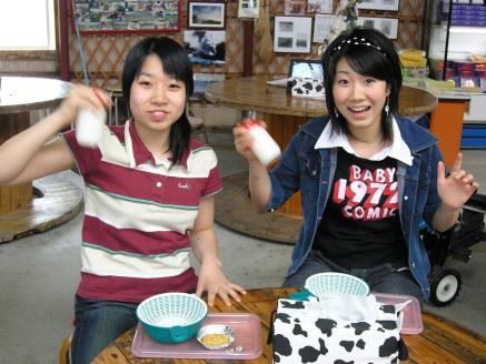 950.乳しぼり体験と牛へのエサやり、トラクター周遊２名様分（ペアチケット）