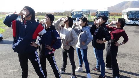 950.乳しぼり体験と牛へのエサやり、トラクター周遊２名様分（ペアチケット）