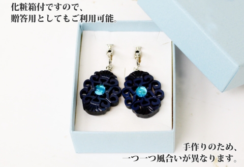 1598. イヤリング  アクセサリー 湖々路 ガラス細工  湖水 木彫り ウッド 木 ねじ式 大ぶり レディース アイヌ紋様 ハンドメイド 手作り ギフト プレゼント 屈斜路湖 北海道 弟子屈町
