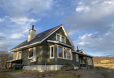 牧草地帯にそっと建ち、窓から馬や星々が見える一棟貸切の北欧住宅のコテージ　一棟一泊宿泊券(4名まで)