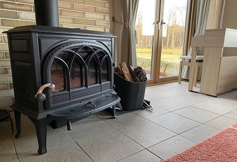 牧草地帯にそっと建ち、窓から馬や星々が見える一棟貸切の北欧住宅のコテージ　一棟一泊宿泊券(4名まで)