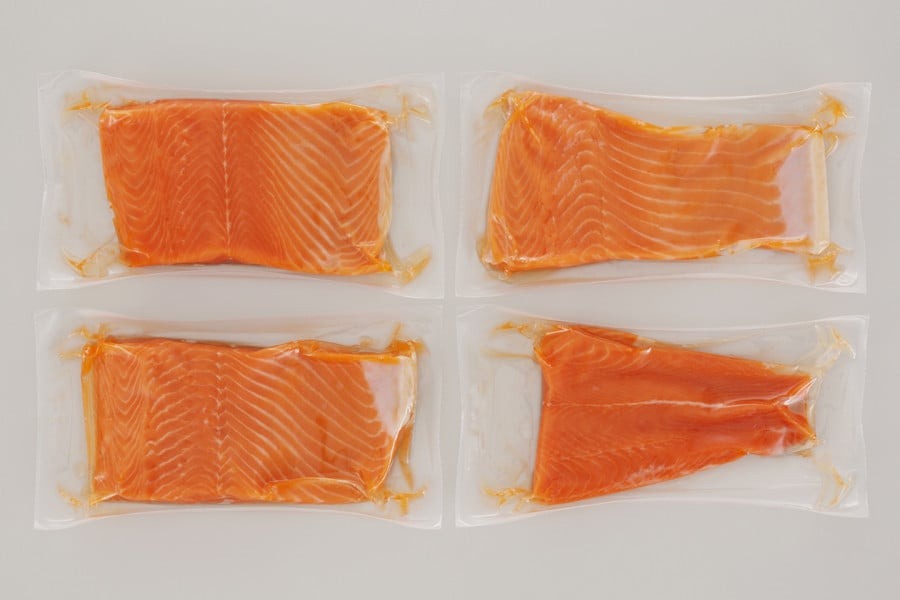 ※2025年12月末までにお届け※ギンサケサーモン【2kg】小分け 下処理不要 絶品の「塩締め」レシピ ふるさと納税 海鮮 サーモン 鮭 魚 銀鮭 刺身 生食用 さけ サケ ふるさと ランキング 人気 魚介類 魚介 北海道 白糠町_T021-1105-2512