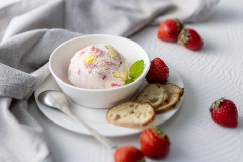 「THE ICE」１リットル いちごケーキ【高島屋選定品】【be123-1365】（北海道 別海町 高島屋 いちごケーキ ふるさと納税 )