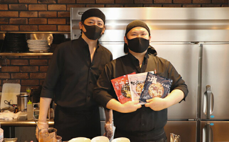 【定期便：全3回】知床ジンギスカン店「そら」知床ジンギスカン味付き「塩ダレ」生ラム肩ロース900g（300g×3）【16017】