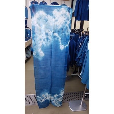 あおもり藍工房のストール(雲柄)
