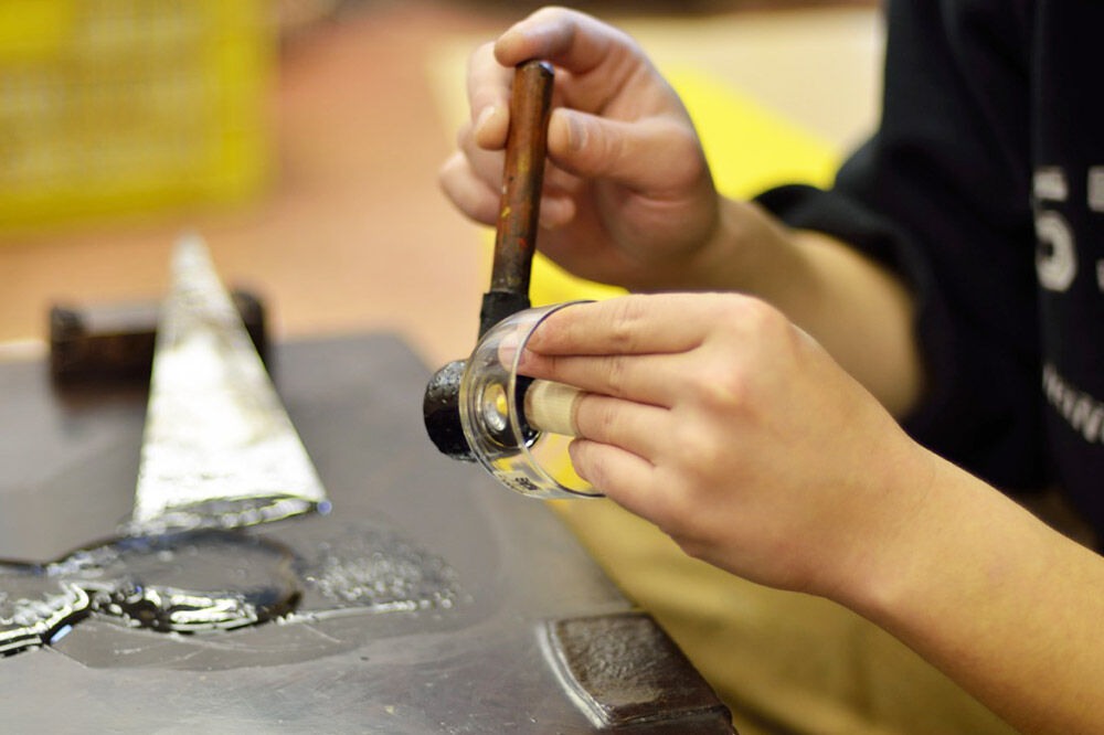 【寄附金額見直しました】津軽塗 ガラス ぐい呑み（足高) 呂／茜ペア  伝統工芸 漆器 青森 おしゃれ お祝い テーブルウェア 食器 カトラリー