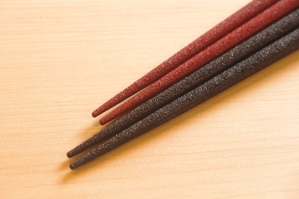 津軽塗 夫婦箸 つがり【石地塗 黒（大）・赤（中）】