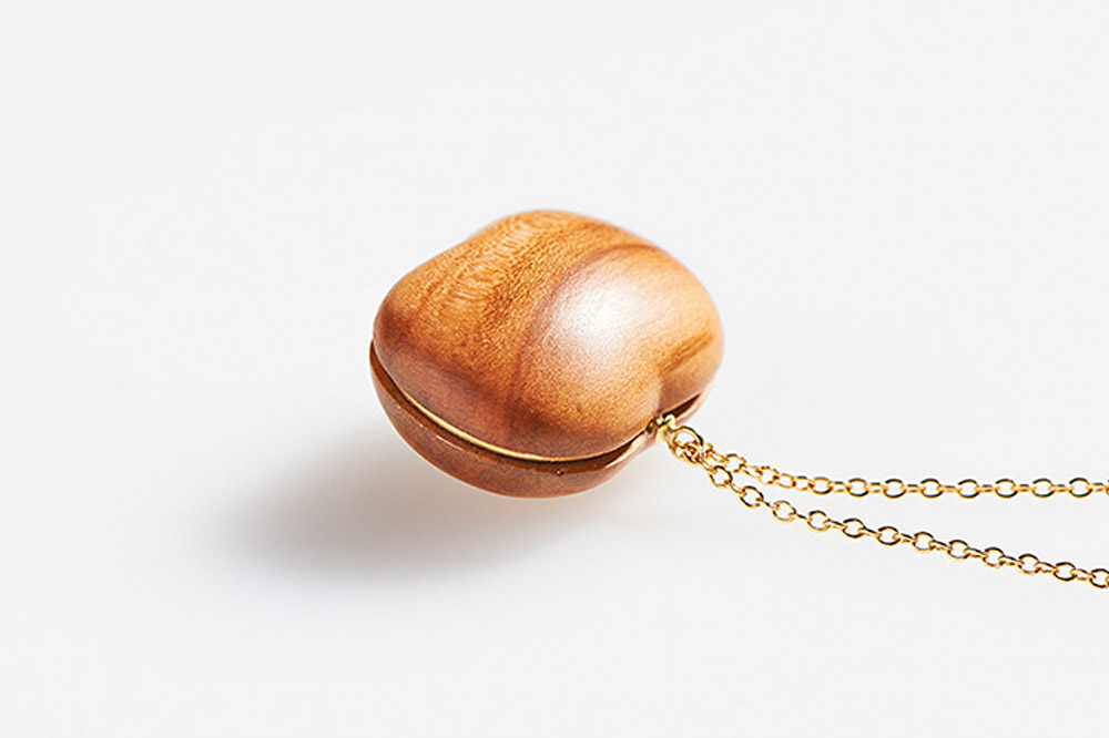 ネックレス「一粒の小さなりんご」（Short） 木製 おしゃれ かわいい 日本製 アップル 林檎 モチーフ アクセサリ