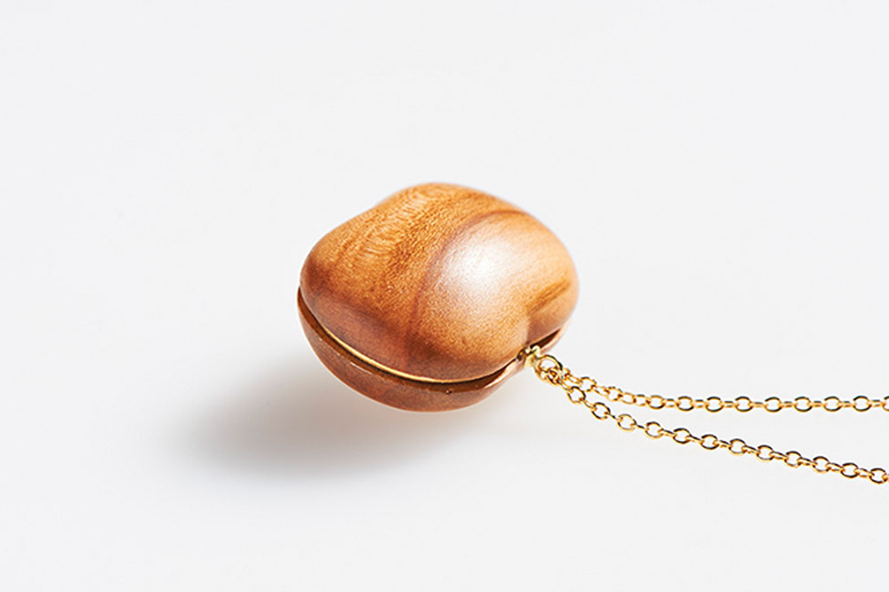 ネックレス「一粒の大きなりんご」（Short） 木製 おしゃれ かわいい 日本製 アップル 林檎 モチーフ アクセサリ