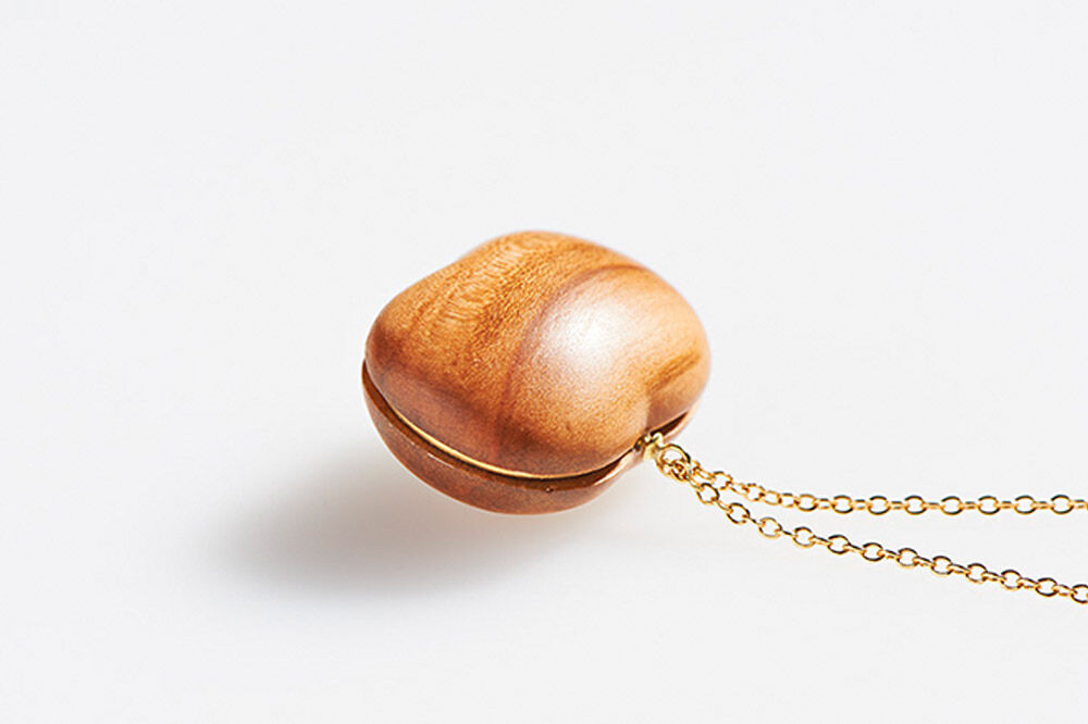 【寄附金額見直しました】ネックレス「一粒の大きなりんご」（Long） 木製 おしゃれ かわいい 日本製 アップル 林檎 モチーフ アクセサリ