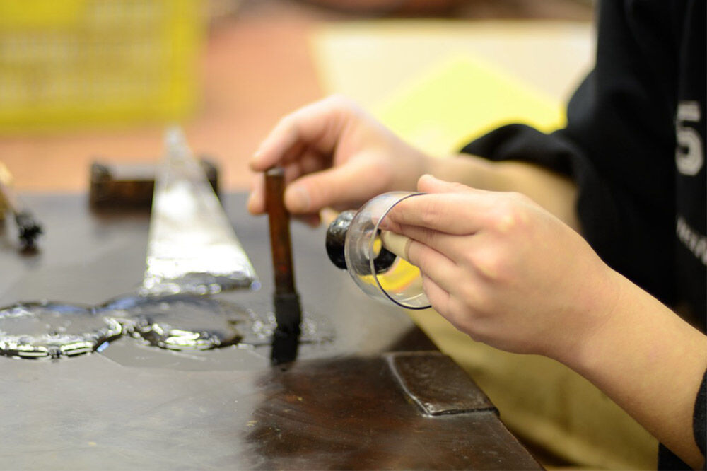 【寄附金額見直しました】津軽塗 ガラス ぐい呑み（足高) 呂／茜ペア  伝統工芸 漆器 青森 おしゃれ お祝い テーブルウェア 食器 カトラリー