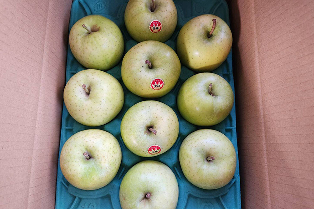 【寄附金額見直しました】【27年2月発送】りんご 王林【贈答用】約3kg [りんご 王林 3kg お歳暮 お中元 ギフト 贈り物 贈答用 アップル おいしい 果実 果物 黄色 美味 林檎 青森県 弘前市]