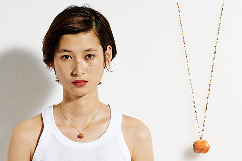 ネックレス「一粒の小さなりんご」（Short） 木製 おしゃれ かわいい 日本製 アップル 林檎 モチーフ アクセサリ