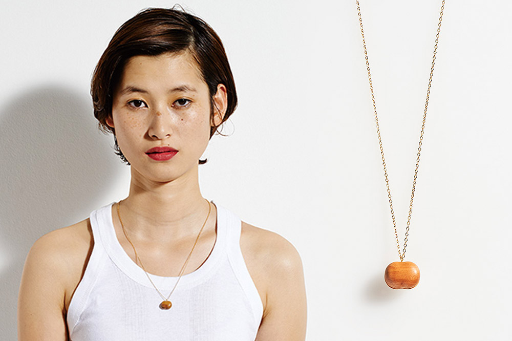 ネックレス「一粒の小さなりんご」（Long） 木製 おしゃれ かわいい 日本製 アップル 林檎 モチーフ アクセサリ