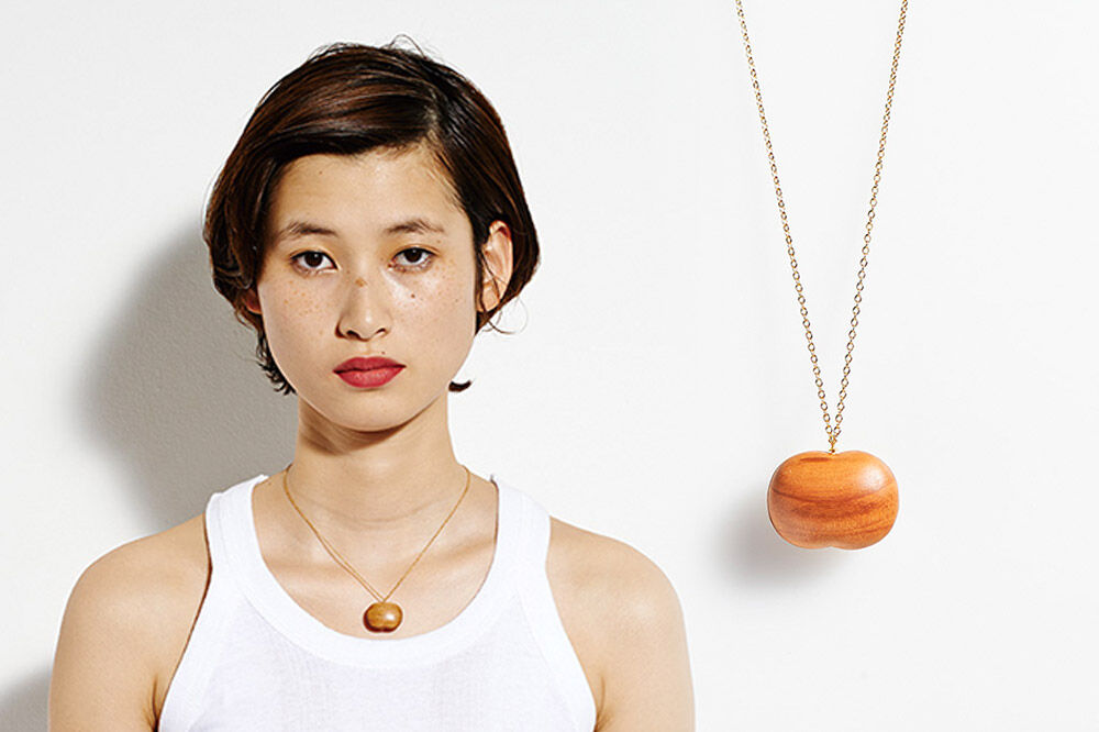 【寄附金額見直しました】ネックレス「一粒の大きなりんご」（Short） 木製 おしゃれ かわいい 日本製 アップル 林檎 モチーフ アクセサリ