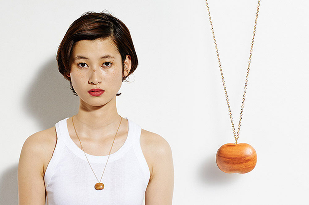 【寄附金額見直しました】ネックレス「一粒の大きなりんご」（Long） 木製 おしゃれ かわいい 日本製 アップル 林檎 モチーフ アクセサリ