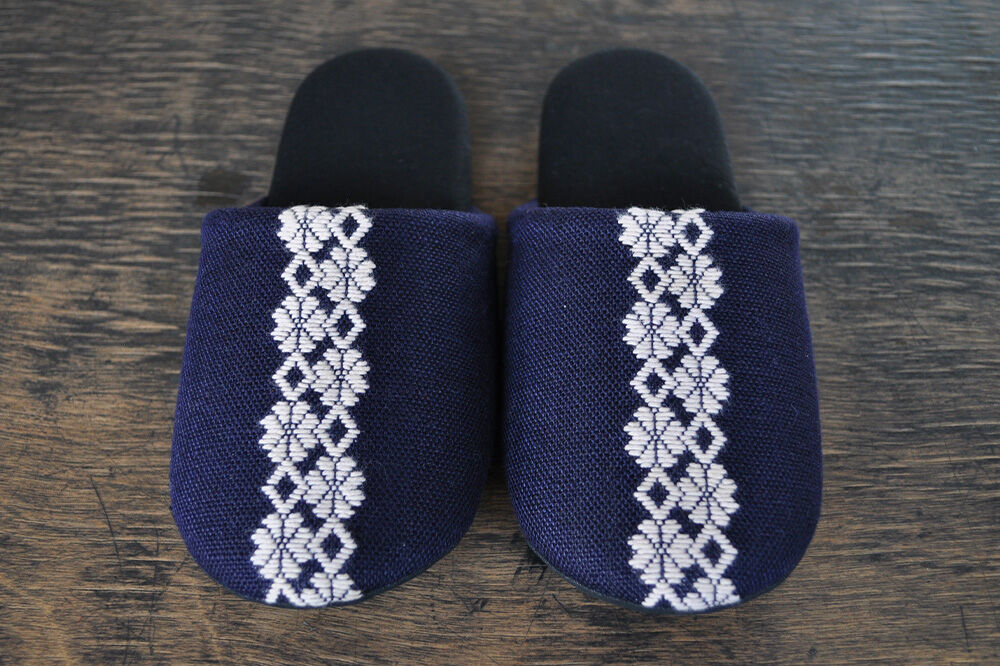 【寄附金額見直しました】津軽こぎん刺し ペアスリッパA【赤／紺】（スリッパ 全て24.5cm）【 民芸品 工芸品 伝統技術 日用品 お揃い 赤 紺 】