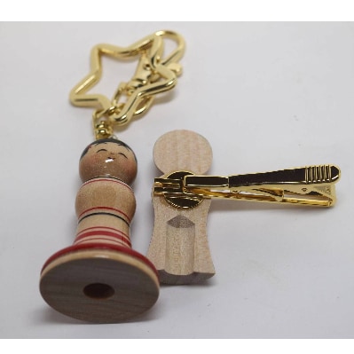 「こけス」ネクタイピン＆キーホルダー(赤ロクロ線)