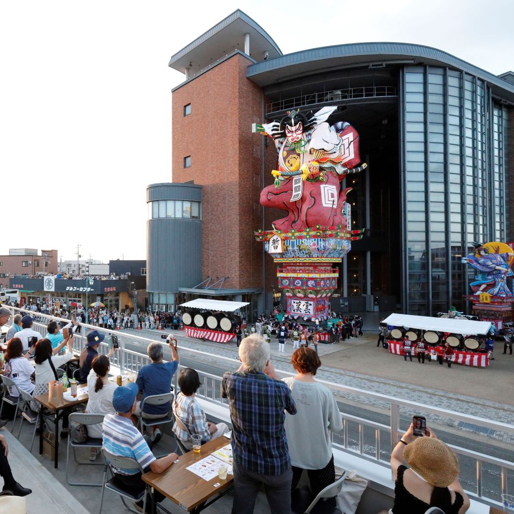 【ANA限定】先行予約 立佞武多 祭 観覧席 大人１席 3日目 2026年8月6日（木）お土産付き 立佞武多 青森 五所川原立佞武多 ねぶた ねぷた 観覧 / アップルブランデー LOVEVADOS ラブヴァドス ホワイト 40％ 付き