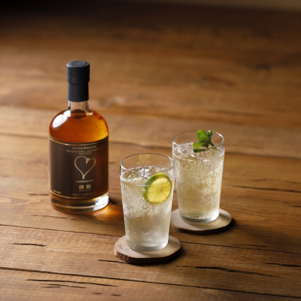 アップル ブランデー 3年熟成 LOVEVADOS 檎暁 500ml【青森りんご 100％ ラブヴァドス クラフトブランデー あかつき 洋酒 ブランデー 】