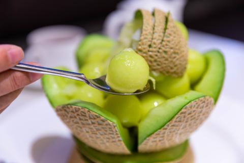 【2026年先行予約】【2026年8月前半発送】メロン 約 5kg 秀～優 7月 8月 ( 青肉 3～6玉 ）【 津軽産 青森 緑肉 】