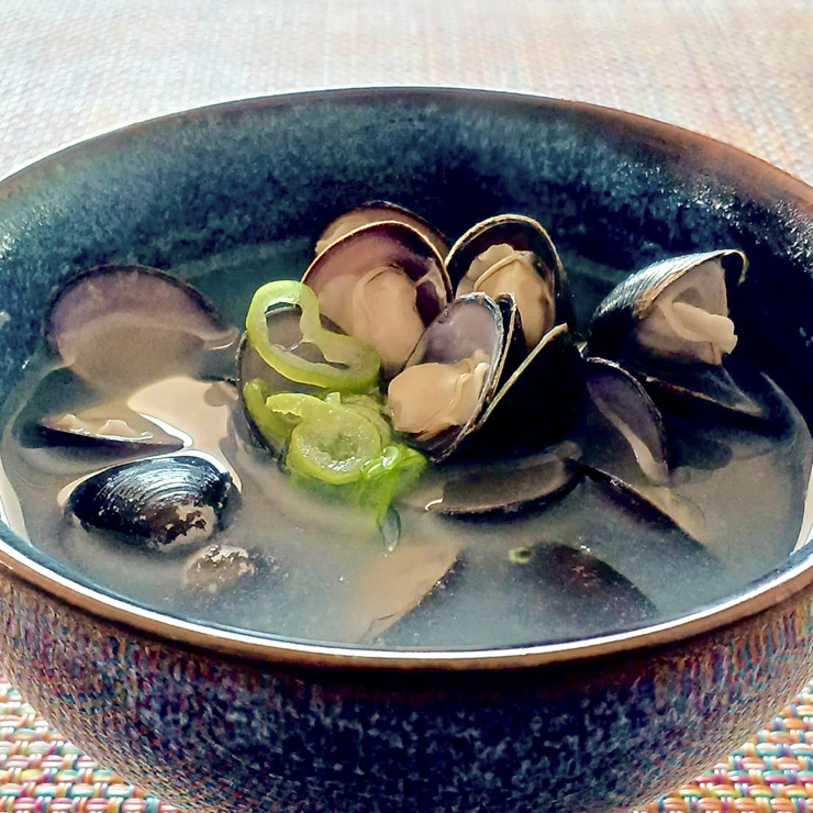 [冷凍] 十三湖産 大和しじみ -飲む黒いダイヤ- 1.8kg (小貝200g×9パック)｜ヤマトシジミ貝 青森 津軽 十三湖 つがる みそ汁 冷凍しじみ しじみ 貝 国産 小粒 小貝 しじみ汁 [0768]