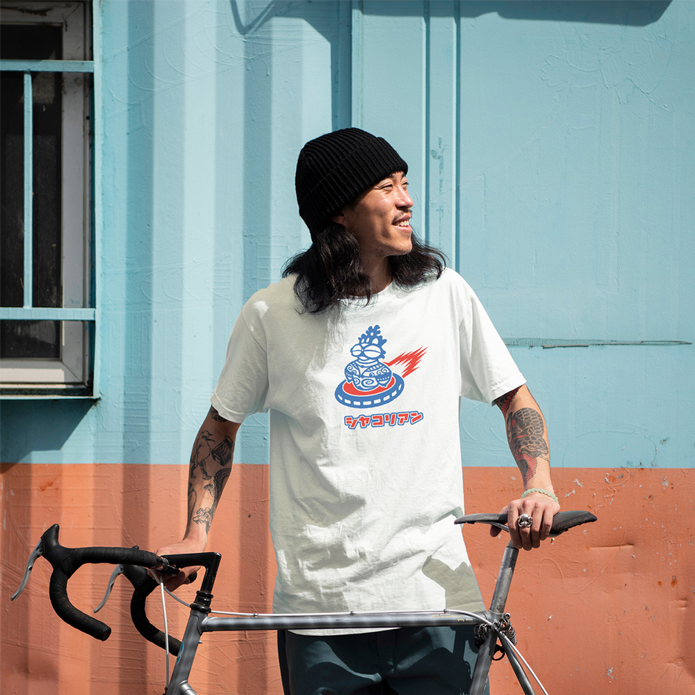 遮光器土偶 (シャコリアン) Tシャツ L｜Tシャツ ティーシャツ 半袖 シャツ しゃこちゃん ゆるきゃら 縄文 土偶 どぐう 青森県 つがる市 世界遺産 [0882]