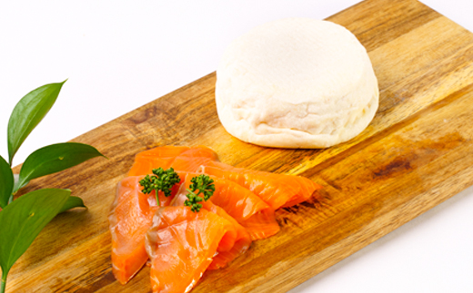 スモークサーモン(60g×2パック)×ナチュラルチーズ(140g×1パック)セット【配送不可地域：離島】