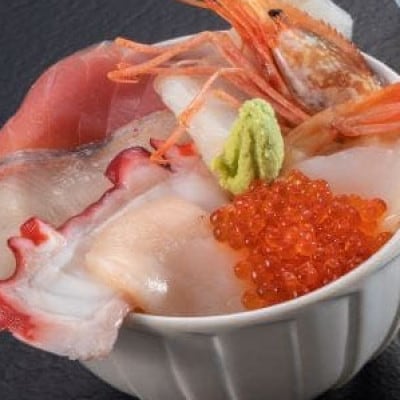 【浄土ヶ浜パークホテル】久ちゃんの手造りスモークサーモンと8種豪華海鮮丼セット【配送不可地域：離島】