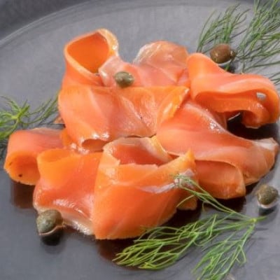 【浄土ヶ浜パークホテル】久ちゃんの手造りスモークサーモンと8種豪華海鮮丼セット【配送不可地域：離島】