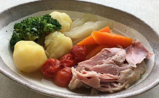 【国産原料肉使用】アイスバイン 650ｇ　豚スネ肉 骨付き肉 国産 ポトフ ディナー パーティー ドイツ家庭料理 ご贈答 【354】