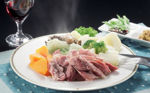 【国産原料肉使用】アイスバイン 650ｇ　豚スネ肉 骨付き肉 国産 ポトフ ディナー パーティー ドイツ家庭料理 ご贈答 【354】