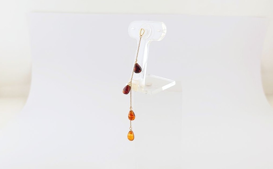 Amberlogue ペンダント しずく４粒（金属素材：K10　琥珀：6.5×4.5×4mm　サイズ：全長65mm）