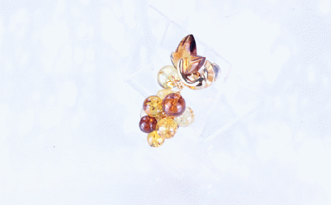 久慈産琥珀使用「ぶどうブローチ」