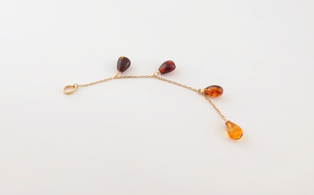 Amberlogue ペンダント しずく４粒（金属素材：K10　琥珀：6.5×4.5×4mm　サイズ：全長65mm）