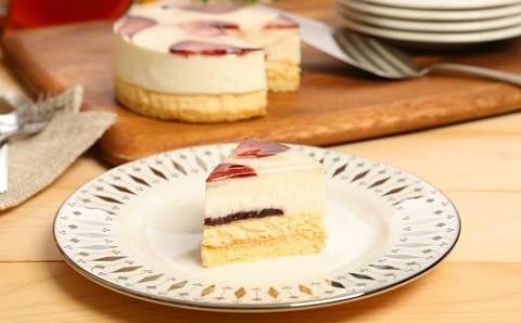 【いわて・久慈 山ぶどうの里から】山ぶどうWチーズケーキ（4号：直径12㎝）冷凍 レア スフレ チーズ ケーキ 山ぶどう ホール スイーツ お菓子 洋菓子 さっぱり ギフト 贈りもの お土産 人気 簡易包装 送料無料 通常（1ヵ月以内お届け）