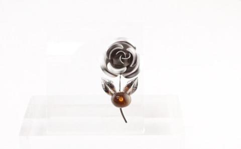 久慈産琥珀ブローチバラモチーフ（銀）