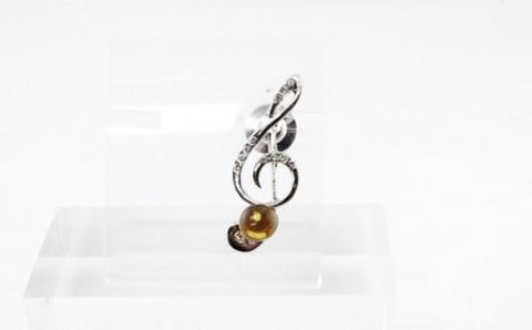 久慈産琥珀ブローチト音記号