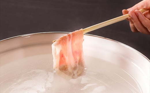 コマクサ杜仲茶ポーク もも 800g しゃぶしゃぶ用 【肉の横沢】 ／ 豚肉 ポーク 肉 モモ 国産 ギフト