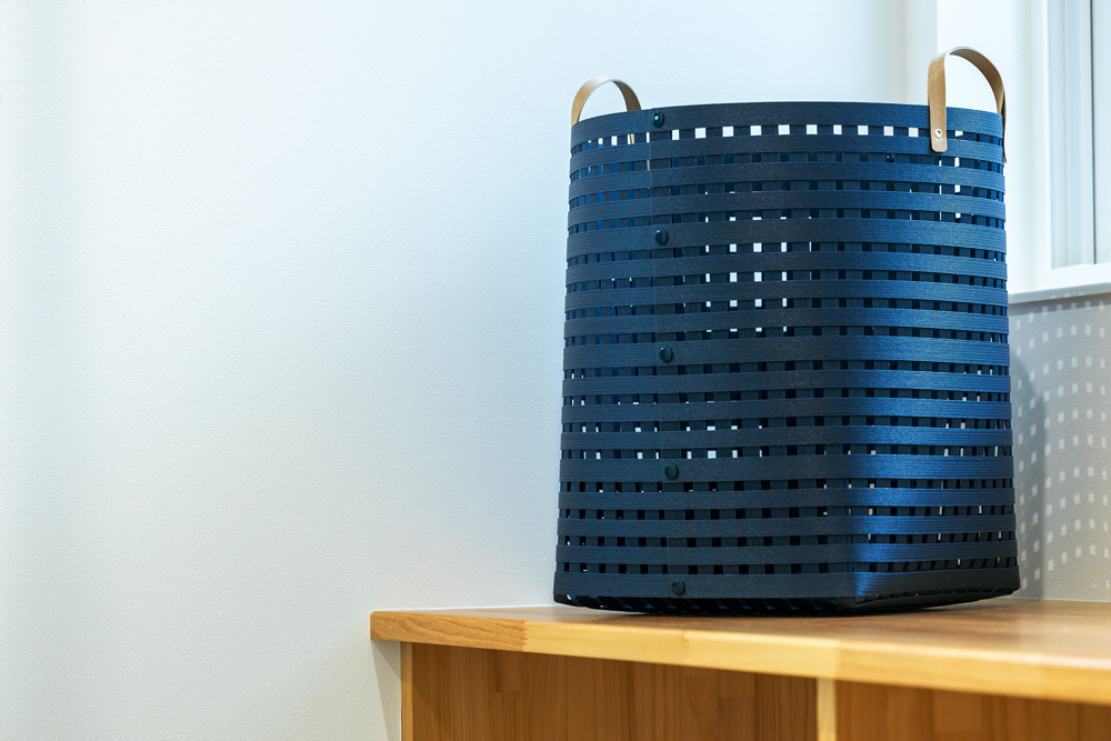 暮らしを豊かにするシンプルで美しいかご ハンドル付き L ネイビー 岩手県奥州市産 バンドシー Bandc [AR013]