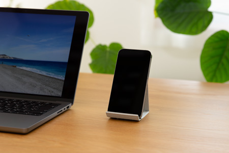 和紙のスマホスタンド iPhone 16 Pro 対応 スマホスタンド ライトグレー 岩手県奥州市産 バンドシー Bandc for iPhone 16, 15, 14, 13, 12, 11, XS, SE [AR170]