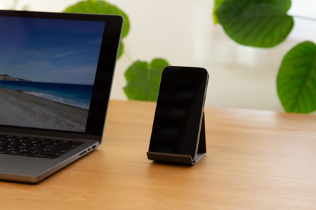 和紙のスマホスタンド iPhone 16 Pro 対応 スマホスタンド ダークブラウン 岩手県奥州市産 バンドシー Bandc for iPhone 16, 15, 14, 13, 12, 11, XS, SE [AR173]