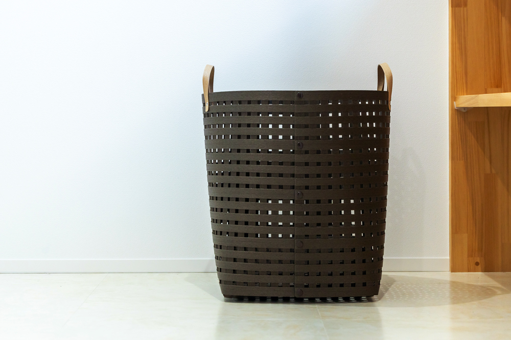 暮らしを豊かにするシンプルで美しいかご ハンドル付き L ダークブラウン 岩手県奥州市産 バンドシー Bandc [AR015]