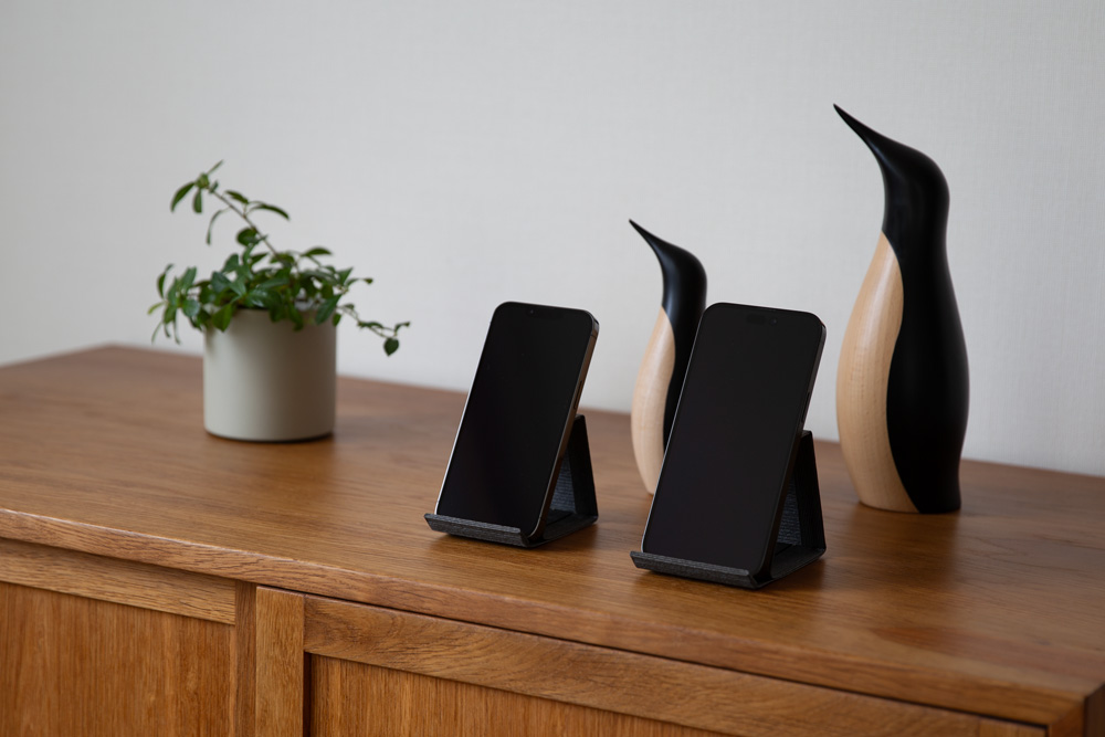 和紙のスマホスタンド iPhone 16 Pro Max 対応  チャコールグレー 岩手県奥州市産 バンドシー Bandc for iPhone 16 Pro Max, 15 Pro Max, 14 Pro Max, 13 Pro Max, 12 Pro Max, 11 Pro Max, 11, XS Max, XR [AR179]