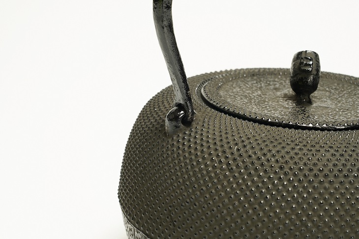 南部鉄器 鉄瓶 丸形アラレ（小） 1.1L 【伝統工芸士 及川喜徳 作】 IH調理器 伝統工芸品 やかん ケトル キッチン用品 食器 日用品 雑貨[Y0072]