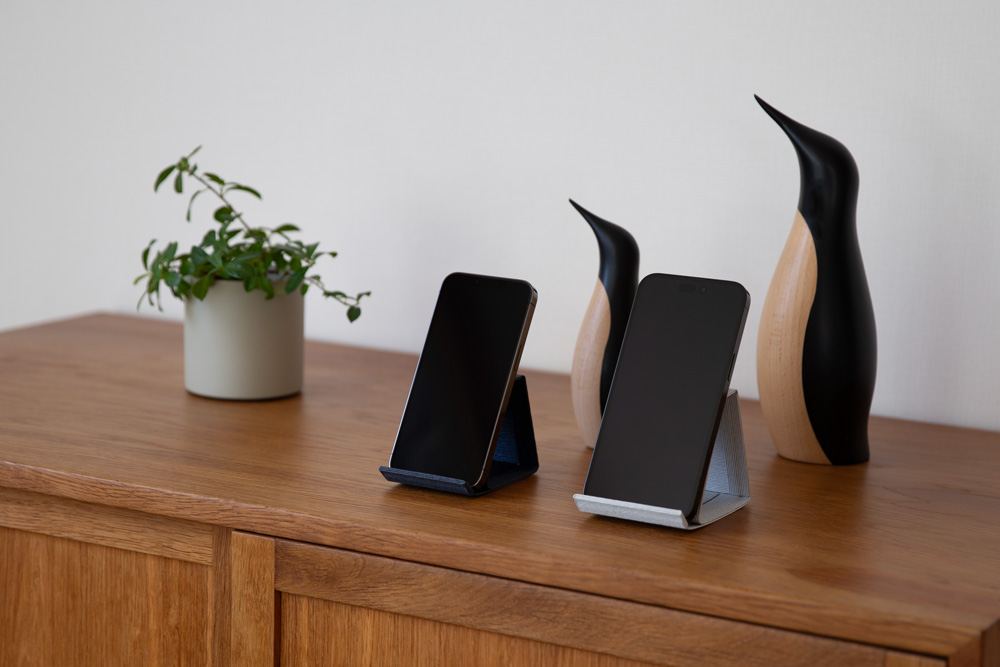 和紙のスマホスタンド iPhone 16 Pro Max 対応 ネイビー 岩手県奥州市産 バンドシー Bandc for iPhone 16 Pro Max, 15 Pro Max, 14 Pro Max, 13 Pro Max, 12 Pro Max, 11 Pro Max, 11, XS Max, XR [AR181]