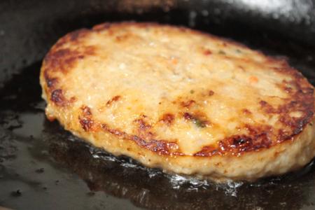 【浅沼養鶏場】チキンハンバーグ 約120g×5枚 (約600g) 農場直営親鶏肉使用 (AJ017)