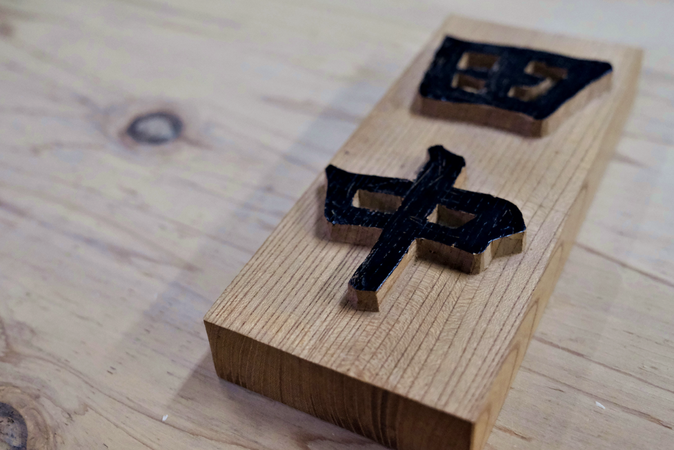 木彫り表札 / 井波彫刻 木彫り 手彫り 木製 欅 けやき 伝統工芸品 オリジナル 名入れ  玄関 プレート 和風 お祝い 新築 結婚 一軒家 戸建て【kbk921-wood-keyaA】